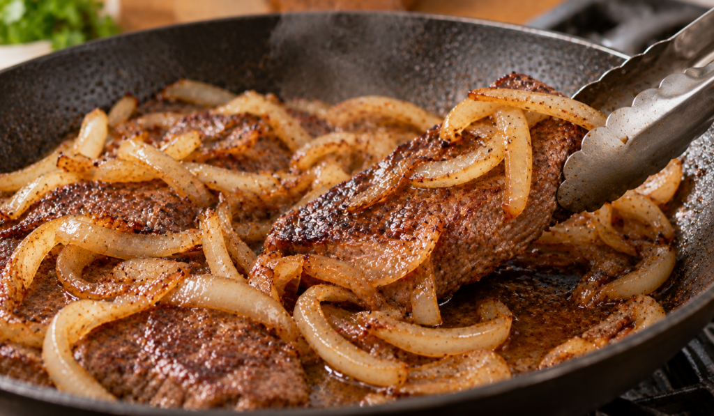 Bife suculento com cebolas caramelizadas
