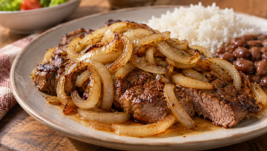 Bife Acebolado Suculento com Arroz e Feijão